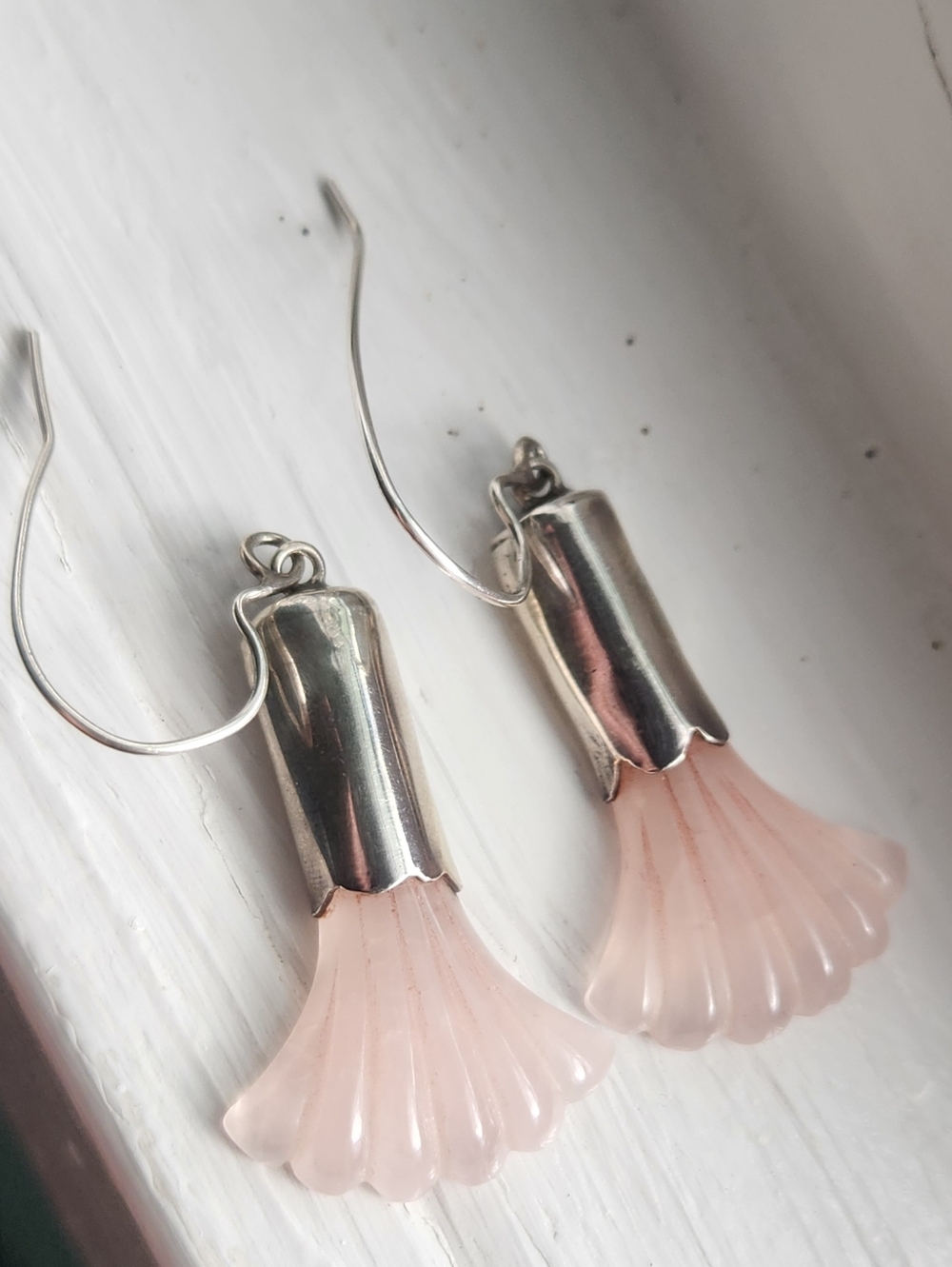STERLING SILVER MID CENTURY CARVED ROSE QUARTZ FAN EARRINGS - Picture 4 of 8